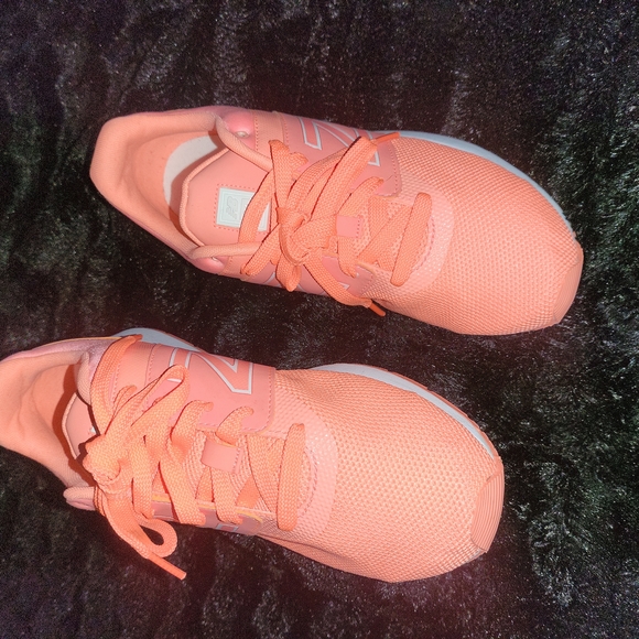 New Balance size 7 Youth/9 Womens - Picture 2 of 5